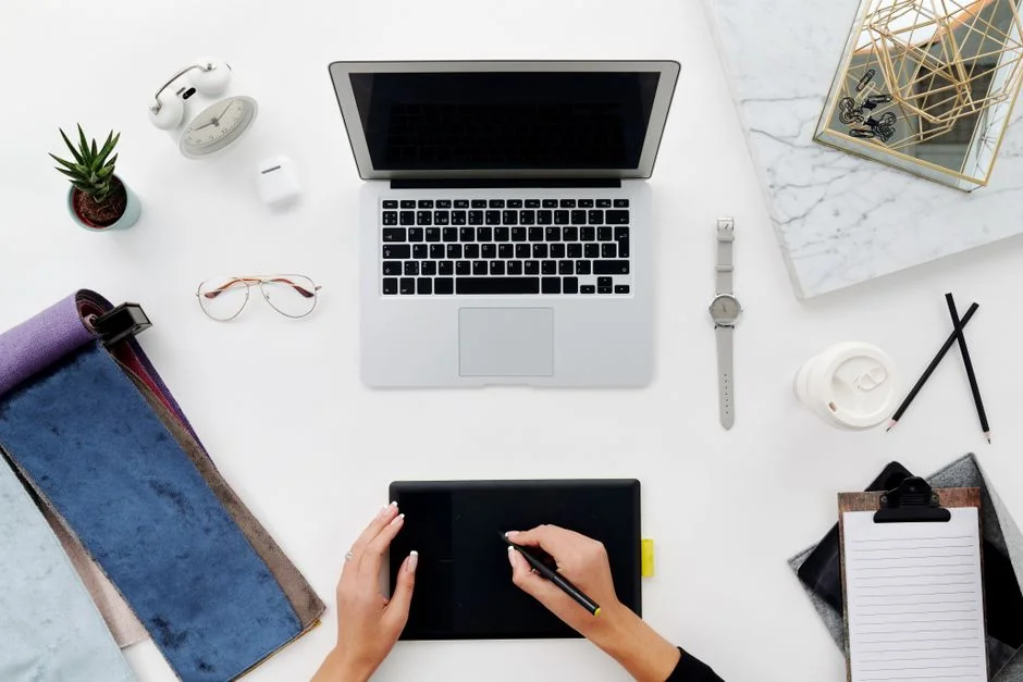 Moderní obrazovka počítače s otevřeným webdesignem, která v pracovním prostoru ukazuje kreativní vizuály.